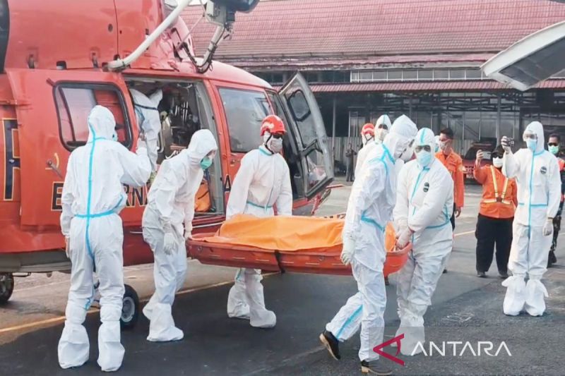 Petugas saat membawa jasad korban yang tiba di Lanud Sjamsudin Noor di Banjarbaru, Rabu (23/9/2026). Sumber foto: Antara Petugas saat membawa jasad korban yang tiba di Lanud Sjamsudin Noor di Banjarbaru, Rabu (23/9/2026). Sumber foto: Antara