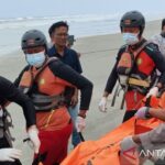 Tim Basarnas bersama dengan kepolisian dan masyarakat setempat saat melakukan evakuasi terhadap jenazah tanpa identitas yang ditemukan di pesisir pantai Kabupaten Mukomuko, Provinsi Bengkulu, Kamis (24/9/2026). Sumber foto: Antara