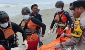 Tim Basarnas bersama dengan kepolisian dan masyarakat setempat saat melakukan evakuasi terhadap jenazah tanpa identitas yang ditemukan di pesisir pantai Kabupaten Mukomuko, Provinsi Bengkulu, Kamis (24/9/2026). Sumber foto: Antara