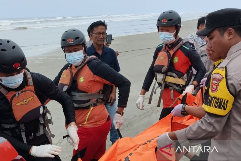 Tim Basarnas bersama dengan kepolisian dan masyarakat setempat saat melakukan evakuasi terhadap jenazah tanpa identitas yang ditemukan di pesisir pantai Kabupaten Mukomuko, Provinsi Bengkulu, Kamis (24/9/2026). Sumber foto: Antara Tim Basarnas bersama dengan kepolisian dan masyarakat setempat saat melakukan evakuasi terhadap jenazah tanpa identitas yang ditemukan di pesisir pantai Kabupaten Mukomuko, Provinsi Bengkulu, Kamis (24/9/2026). Sumber foto: Antara
