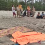Warga Kabupaten Mukomuko menemukan mayat di pantai wilayah Kecamatan XIV Koto, Kamis (24/9/2026). Sumber foto: Antara