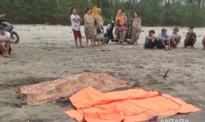 Warga Kabupaten Mukomuko menemukan mayat di pantai wilayah Kecamatan XIV Koto, Kamis (24/9/2026). Sumber foto: Antara Warga Kabupaten Mukomuko menemukan mayat di pantai wilayah Kecamatan XIV Koto, Kamis (24/9/2026). Sumber foto: Antara