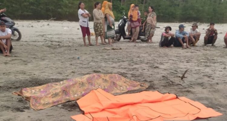 Warga Kabupaten Mukomuko menemukan mayat di pantai wilayah Kecamatan XIV Koto, Kamis (24/9/2026). Sumber foto: Antara
