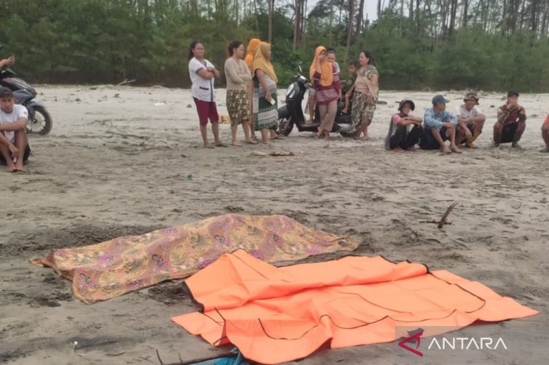 Warga Kabupaten Mukomuko menemukan mayat di pantai wilayah Kecamatan XIV Koto, Kamis (24/9/2026). Sumber foto: Antara Warga Kabupaten Mukomuko menemukan mayat di pantai wilayah Kecamatan XIV Koto, Kamis (24/9/2026). Sumber foto: Antara