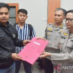 Karo Dokpol Pusdokkes Polri Brigjen Pol Dr dr Sumy Hastry Purwanti saat penyerahan jenazah teridentifikasi kepada keluarga di Rumah Sakit Bhayangkara Banjarmasin, Kamis malam (24/9/2026). Sumber foto: Antara