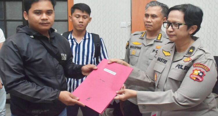 Karo Dokpol Pusdokkes Polri Brigjen Pol Dr dr Sumy Hastry Purwanti saat penyerahan jenazah teridentifikasi kepada keluarga di Rumah Sakit Bhayangkara Banjarmasin, Kamis malam (24/9/2026). Sumber foto: Antara