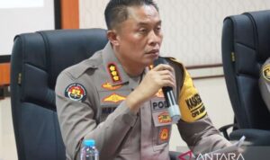 Kabid Humas Polda Kalsel Kombes Pol Nur Khamid memberikan keterangan di Banjarmasin, Sabtu malam (26/9/2026). Sumber foto: Antara Kabid Humas Polda Kalsel Kombes Pol Nur Khamid memberikan keterangan di Banjarmasin, Sabtu malam (26/9/2026). Sumber foto: Antara