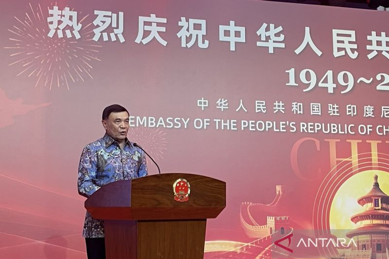 Menteri Koordinator bidang Politik dan Keamanan Djamari Chaniago menyampaikan sambutannya dalam perayaan Hari Nasional ke-77 Republik Rakyat China di Jakarta, Selasa malam (22/9/2026). Sumber foto: Antara Menteri Koordinator bidang Politik dan Keamanan Djamari Chaniago menyampaikan sambutannya dalam perayaan Hari Nasional ke-77 Republik Rakyat China di Jakarta, Selasa malam (22/9/2026). Sumber foto: Antara