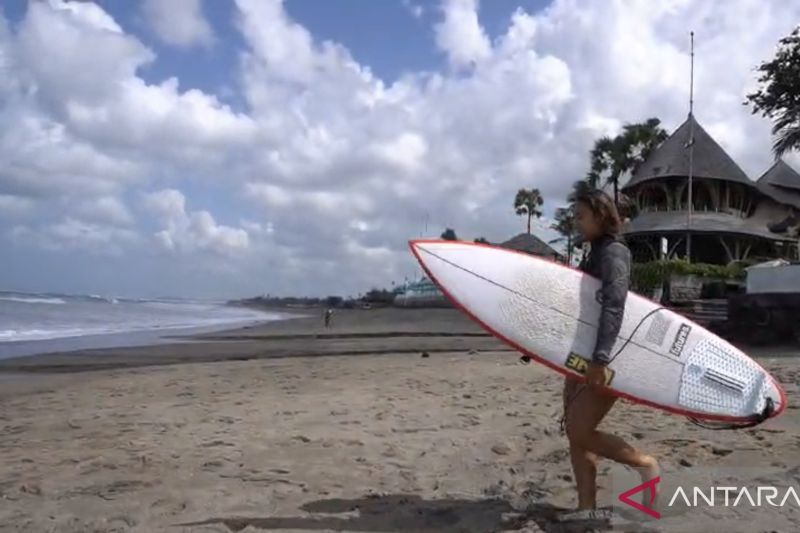 Atlet putri Timnas Selancar Indonesia Jasmine Michelle Studer saat uji papan latihan pematangan jelang Asian Games 2026 di Badung, Bali, Selasa (15/9/2026). Sumber foto: Antara Atlet putri Timnas Selancar Indonesia Jasmine Michelle Studer saat uji papan latihan pematangan jelang Asian Games 2026 di Badung, Bali, Selasa (15/9/2026). Sumber foto: Antara