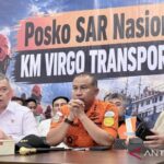Menteri Perhubungan Dudy Purwagandhi (kiri) bersama Kepala Basarnas Mohammad Syafii (tengah) dalam konferensi pers penanganan kecelakaan Kapal Virgo Transport 8, di Pelabuhan Trisakti, Banjarmasin, Kalimantan Selatan, Minggu (13/9/2026). Sumber foto: Antara