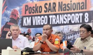 Menteri Perhubungan Dudy Purwagandhi (kiri) bersama Kepala Basarnas Mohammad Syafii (tengah) dalam konferensi pers penanganan kecelakaan Kapal Virgo Transport 8, di Pelabuhan Trisakti, Banjarmasin, Kalimantan Selatan, Minggu (13/9/2026). Sumber foto: Antara