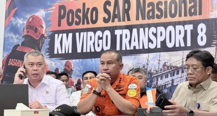 Menteri Perhubungan Dudy Purwagandhi (kiri) bersama Kepala Basarnas Mohammad Syafii (tengah) dalam konferensi pers penanganan kecelakaan Kapal Virgo Transport 8, di Pelabuhan Trisakti, Banjarmasin, Kalimantan Selatan, Minggu (13/9/2026). Sumber foto: Antara