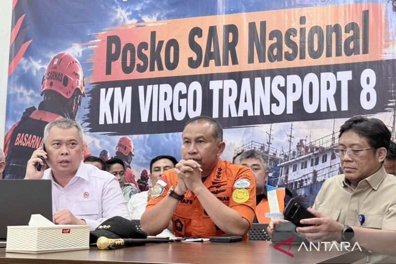 Menteri Perhubungan Dudy Purwagandhi (kiri) bersama Kepala Basarnas Mohammad Syafii (tengah) dalam konferensi pers penanganan kecelakaan Kapal Virgo Transport 8, di Pelabuhan Trisakti, Banjarmasin, Kalimantan Selatan, Minggu (13/9/2026). Sumber foto: Antara Menteri Perhubungan Dudy Purwagandhi (kiri) bersama Kepala Basarnas Mohammad Syafii (tengah) dalam konferensi pers penanganan kecelakaan Kapal Virgo Transport 8, di Pelabuhan Trisakti, Banjarmasin, Kalimantan Selatan, Minggu (13/9/2026). Sumber foto: Antara