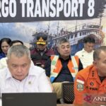 Menteri Perhubungan Dudy Purwagandhi (kiri) bersama Kepala Basarnas Mohammad Syafii (kanan) dalam konferensi pers penanganan kecelakaan Kapal Virgo Transport 8, di Pelabuhan Trisakti, Banjarmasin, Kalimantan Selatan, Minggu (13/9/2026), Sumber foto: Antara