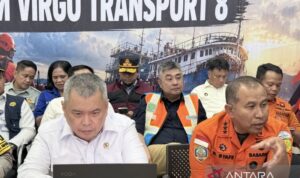 Menteri Perhubungan Dudy Purwagandhi (kiri) bersama Kepala Basarnas Mohammad Syafii (kanan) dalam konferensi pers penanganan kecelakaan Kapal Virgo Transport 8, di Pelabuhan Trisakti, Banjarmasin, Kalimantan Selatan, Minggu (13/9/2026), Sumber foto: Antara