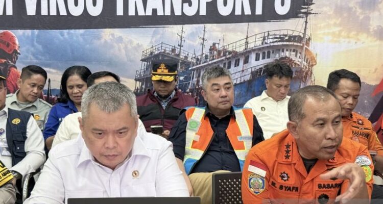 Menteri Perhubungan Dudy Purwagandhi (kiri) bersama Kepala Basarnas Mohammad Syafii (kanan) dalam konferensi pers penanganan kecelakaan Kapal Virgo Transport 8, di Pelabuhan Trisakti, Banjarmasin, Kalimantan Selatan, Minggu (13/9/2026), Sumber foto: Antara