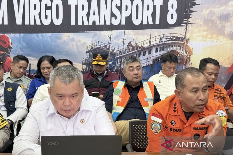 Menteri Perhubungan Dudy Purwagandhi (kiri) bersama Kepala Basarnas Mohammad Syafii (kanan) dalam konferensi pers penanganan kecelakaan Kapal Virgo Transport 8, di Pelabuhan Trisakti, Banjarmasin, Kalimantan Selatan, Minggu (13/9/2026), Sumber foto: Antara Menteri Perhubungan Dudy Purwagandhi (kiri) bersama Kepala Basarnas Mohammad Syafii (kanan) dalam konferensi pers penanganan kecelakaan Kapal Virgo Transport 8, di Pelabuhan Trisakti, Banjarmasin, Kalimantan Selatan, Minggu (13/9/2026), Sumber foto: Antara