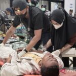 Petugas kesehatan memberikan pertolongan kepada seorang korban selamat usai kecelakaan Kapal Virgo Transport 8 setelah tiba di Pelabuhan Trisakti Banjarmasin, Kalimantan Selatan, Minggu (13/9/2026) malam. Sumber foto: Antara