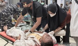 Petugas kesehatan memberikan pertolongan kepada seorang korban selamat usai kecelakaan Kapal Virgo Transport 8 setelah tiba di Pelabuhan Trisakti Banjarmasin, Kalimantan Selatan, Minggu (13/9/2026) malam. Sumber foto: Antara