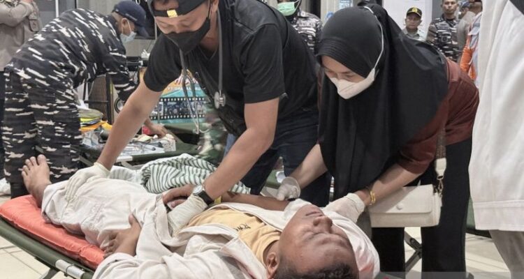 Petugas kesehatan memberikan pertolongan kepada seorang korban selamat usai kecelakaan Kapal Virgo Transport 8 setelah tiba di Pelabuhan Trisakti Banjarmasin, Kalimantan Selatan, Minggu (13/9/2026) malam. Sumber foto: Antara