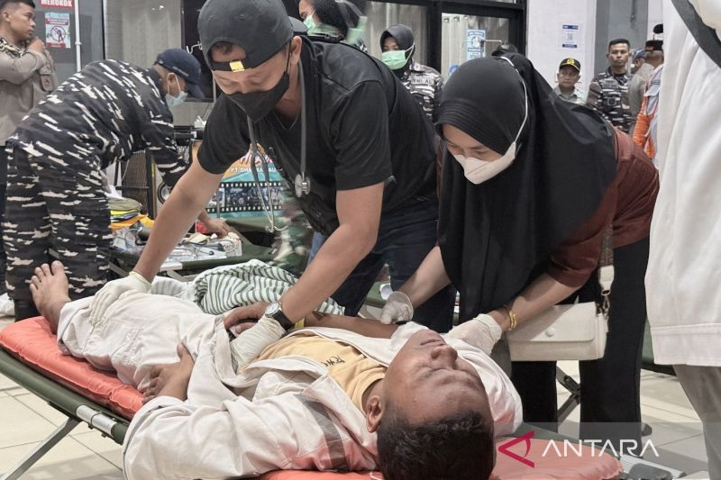 Petugas kesehatan memberikan pertolongan kepada seorang korban selamat usai kecelakaan Kapal Virgo Transport 8 setelah tiba di Pelabuhan Trisakti Banjarmasin, Kalimantan Selatan, Minggu (13/9/2026) malam. Sumber foto: Antara Petugas kesehatan memberikan pertolongan kepada seorang korban selamat usai kecelakaan Kapal Virgo Transport 8 setelah tiba di Pelabuhan Trisakti Banjarmasin, Kalimantan Selatan, Minggu (13/9/2026) malam. Sumber foto: Antara