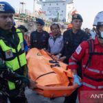 Petugas gabungan mengevakuasi satu jasad berjenis kelamin laki-laki menggunakan kantong jenazah dari Kapal tanker MT Mauhau yang merupakan korban kecelakaan Kapal Motor (KM) Virgo Transport 8 dari total 243 korban di Pelabuhan Trisakti Banjarmasin, Kalimantan Selatan, Senin (14/9/2026). Sumber foto: Antara