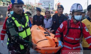 Petugas gabungan mengevakuasi satu jasad berjenis kelamin laki-laki menggunakan kantong jenazah dari Kapal tanker MT Mauhau yang merupakan korban kecelakaan Kapal Motor (KM) Virgo Transport 8 dari total 243 korban di Pelabuhan Trisakti Banjarmasin, Kalimantan Selatan, Senin (14/9/2026). Sumber foto: Antara
