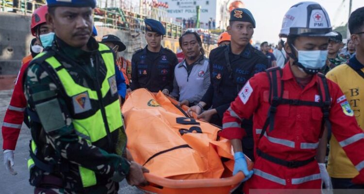 Petugas gabungan mengevakuasi satu jasad berjenis kelamin laki-laki menggunakan kantong jenazah dari Kapal tanker MT Mauhau yang merupakan korban kecelakaan Kapal Motor (KM) Virgo Transport 8 dari total 243 korban di Pelabuhan Trisakti Banjarmasin, Kalimantan Selatan, Senin (14/9/2026). Sumber foto: Antara