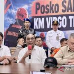 Ketua Komite Nasional Keselamatan Transportasi (KNKT) Soerjanto Tjahjono (tengah) memberikan keterangan dalam konferensi pers perkembangan operasi SAR kecelakaan Kapal Virgo Transport 8 di Pelabuhan Trisakti, Banjarmasin, Kalimantan Selatan, Senin (14/9/2026). Sumber foto: Antara