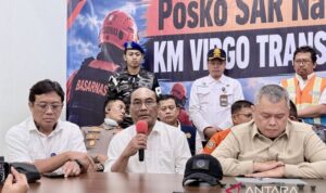 Ketua Komite Nasional Keselamatan Transportasi (KNKT) Soerjanto Tjahjono (tengah) memberikan keterangan dalam konferensi pers perkembangan operasi SAR kecelakaan Kapal Virgo Transport 8 di Pelabuhan Trisakti, Banjarmasin, Kalimantan Selatan, Senin (14/9/2026). Sumber foto: Antara Ketua Komite Nasional Keselamatan Transportasi (KNKT) Soerjanto Tjahjono (tengah) memberikan keterangan dalam konferensi pers perkembangan operasi SAR kecelakaan Kapal Virgo Transport 8 di Pelabuhan Trisakti, Banjarmasin, Kalimantan Selatan, Senin (14/9/2026). Sumber foto: Antara