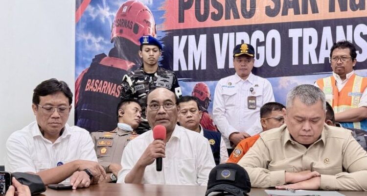 Ketua Komite Nasional Keselamatan Transportasi (KNKT) Soerjanto Tjahjono (tengah) memberikan keterangan dalam konferensi pers perkembangan operasi SAR kecelakaan Kapal Virgo Transport 8 di Pelabuhan Trisakti, Banjarmasin, Kalimantan Selatan, Senin (14/9/2026). Sumber foto: Antara