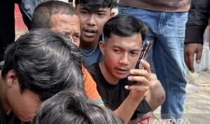 Akmal (kanan) bersama ABK lain yang bekerja di KM Virgo Transport 8 yang mengalami kecelakaan, menghubungi keluarga melalui telepon seluler setelah berhasil dievakuasi di Pelabuhan Trisakti, Banjarmasin, Kalimantan Selatan, Selasa (15/9/2026). Sumber foto: Antara Akmal (kanan) bersama ABK lain yang bekerja di KM Virgo Transport 8 yang mengalami kecelakaan, menghubungi keluarga melalui telepon seluler setelah berhasil dievakuasi di Pelabuhan Trisakti, Banjarmasin, Kalimantan Selatan, Selasa (15/9/2026). Sumber foto: Antara