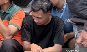 Akmal duduk termenung bersama ABK lainnya yang bekerja di KM Virgo Transport 8 yang mengalami kecelakaan, beristirahat di kawasan pelabuhan setelah berhasil dievakuasi di Pelabuhan Trisakti, Banjarmasin, Kalimantan Selatan, Selasa (15/9/2026). Sumber foto: Antara