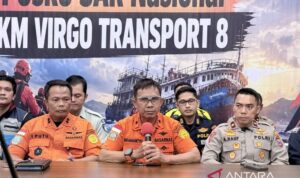 Direktur Operasi Basarnas Laksamana Pertama TNI Yudhi Bramantyo Nur Sasongko (tengah) memberikan keterangan dalam konferensi pers perkembangan operasi SAR hari ketujuh kecelakaan KM Virgo Transport 8 di Pelabuhan Trisakti, Banjarmasin, Kalimantan Selatan, Sabtu (19/9/2026) malam. Sumber foto: Antara