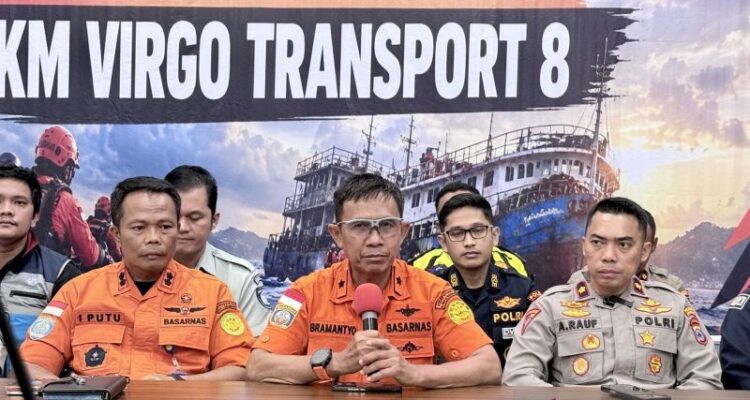 Direktur Operasi Basarnas Laksamana Pertama TNI Yudhi Bramantyo Nur Sasongko (tengah) memberikan keterangan dalam konferensi pers perkembangan operasi SAR hari ketujuh kecelakaan KM Virgo Transport 8 di Pelabuhan Trisakti, Banjarmasin, Kalimantan Selatan, Sabtu (19/9/2026) malam. Sumber foto: Antara