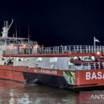KN SAR Kamajaya berangkat membawa 89 personel untuk melaksanakan operasi SAR hari kedelapan pada Minggu (20/9) setelah rapat evaluasi operasi hari ketujuh kecelakaan KM Virgo Transport 8, di Pelabuhan Trisakti, Banjarmasin, Kalimantan Selatan, Sabtu (19/9/2026) malam. Sumber foto: Antara