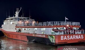 KN SAR Kamajaya berangkat membawa 89 personel untuk melaksanakan operasi SAR hari kedelapan pada Minggu (20/9) setelah rapat evaluasi operasi hari ketujuh kecelakaan KM Virgo Transport 8, di Pelabuhan Trisakti, Banjarmasin, Kalimantan Selatan, Sabtu (19/9/2026) malam. Sumber foto: Antara KN SAR Kamajaya berangkat membawa 89 personel untuk melaksanakan operasi SAR hari kedelapan pada Minggu (20/9) setelah rapat evaluasi operasi hari ketujuh kecelakaan KM Virgo Transport 8, di Pelabuhan Trisakti, Banjarmasin, Kalimantan Selatan, Sabtu (19/9/2026) malam. Sumber foto: Antara
