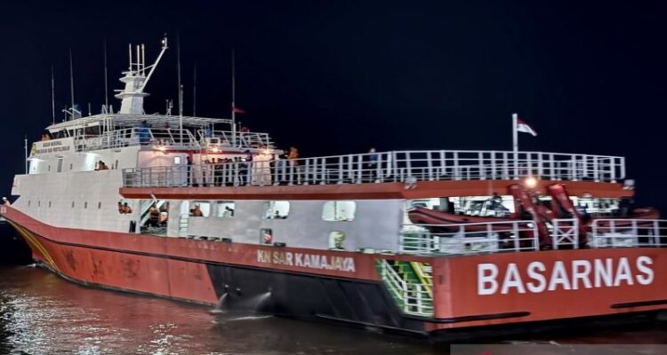 KN SAR Kamajaya berangkat membawa 89 personel untuk melaksanakan operasi SAR hari kedelapan pada Minggu (20/9) setelah rapat evaluasi operasi hari ketujuh kecelakaan KM Virgo Transport 8, di Pelabuhan Trisakti, Banjarmasin, Kalimantan Selatan, Sabtu (19/9/2026) malam. Sumber foto: Antara