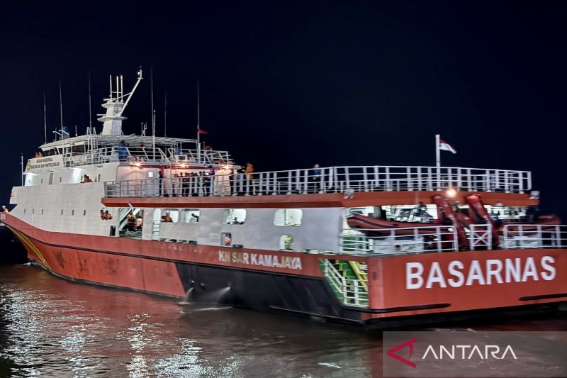 KN SAR Kamajaya berangkat membawa 89 personel untuk melaksanakan operasi SAR hari kedelapan pada Minggu (20/9) setelah rapat evaluasi operasi hari ketujuh kecelakaan KM Virgo Transport 8, di Pelabuhan Trisakti, Banjarmasin, Kalimantan Selatan, Sabtu (19/9/2026) malam. Sumber foto: Antara KN SAR Kamajaya berangkat membawa 89 personel untuk melaksanakan operasi SAR hari kedelapan pada Minggu (20/9) setelah rapat evaluasi operasi hari ketujuh kecelakaan KM Virgo Transport 8, di Pelabuhan Trisakti, Banjarmasin, Kalimantan Selatan, Sabtu (19/9/2026) malam. Sumber foto: Antara