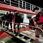 Para penyelam memasukkan peralatan ke dalam kapal sebelum berangkat untuk melakukan operasi bawah laut dalam operasi SAR hari kedelapan pada Minggu (20/9) kecelakaan KM Virgo Transport 8, di Pelabuhan Trisakti, Banjarmasin, Kalimantan Selatan, Sabtu (19/9/2026) Sumber foto: Antara