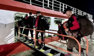Para penyelam memasukkan peralatan ke dalam kapal sebelum berangkat untuk melakukan operasi bawah laut dalam operasi SAR hari kedelapan pada Minggu (20/9) kecelakaan KM Virgo Transport 8, di Pelabuhan Trisakti, Banjarmasin, Kalimantan Selatan, Sabtu (19/9/2026) Sumber foto: Antara Para penyelam memasukkan peralatan ke dalam kapal sebelum berangkat untuk melakukan operasi bawah laut dalam operasi SAR hari kedelapan pada Minggu (20/9) kecelakaan KM Virgo Transport 8, di Pelabuhan Trisakti, Banjarmasin, Kalimantan Selatan, Sabtu (19/9/2026) Sumber foto: Antara