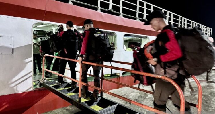 Para penyelam memasukkan peralatan ke dalam kapal sebelum berangkat untuk melakukan operasi bawah laut dalam operasi SAR hari kedelapan pada Minggu (20/9) kecelakaan KM Virgo Transport 8, di Pelabuhan Trisakti, Banjarmasin, Kalimantan Selatan, Sabtu (19/9/2026) Sumber foto: Antara