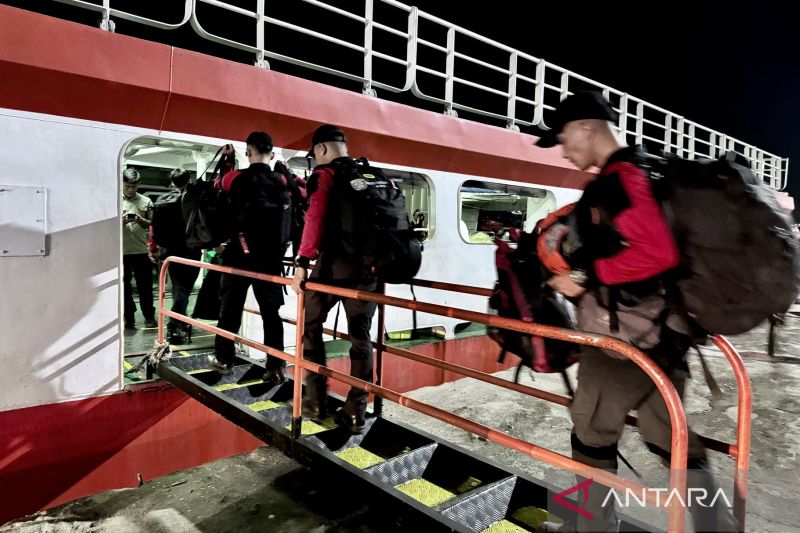 Para penyelam memasukkan peralatan ke dalam kapal sebelum berangkat untuk melakukan operasi bawah laut dalam operasi SAR hari kedelapan pada Minggu (20/9) kecelakaan KM Virgo Transport 8, di Pelabuhan Trisakti, Banjarmasin, Kalimantan Selatan, Sabtu (19/9/2026) Sumber foto: Antara Para penyelam memasukkan peralatan ke dalam kapal sebelum berangkat untuk melakukan operasi bawah laut dalam operasi SAR hari kedelapan pada Minggu (20/9) kecelakaan KM Virgo Transport 8, di Pelabuhan Trisakti, Banjarmasin, Kalimantan Selatan, Sabtu (19/9/2026) Sumber foto: Antara