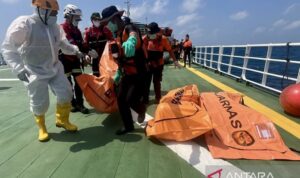 Arsip-Tim SAR gabungan mengevakuasi tiga jasad yang baru ditemukan untuk dinaikkan ke Helikopter HR 3601 pada operasi SAR hari ke-10 kecelakaan KM Virgo Transport 8, di perairan Masalembo, Laut Jawa, Selasa (22/9/2026). Sumber foto: Antara