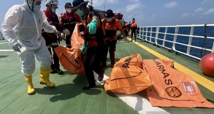 Arsip-Tim SAR gabungan mengevakuasi tiga jasad yang baru ditemukan untuk dinaikkan ke Helikopter HR 3601 pada operasi SAR hari ke-10 kecelakaan KM Virgo Transport 8, di perairan Masalembo, Laut Jawa, Selasa (22/9/2026). Sumber foto: Antara