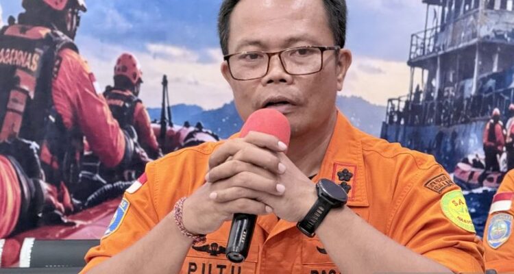 Kepala Kantor SAR Kelas A Banjarmasin I Putu Sudayana memberikan keterangan dalam konferensi pers perkembangan operasi SAR hari ke-13 kecelakaan KM Virgo Transport 8, di Pelabuhan Trisakti, Banjarmasin, Kalimantan Selatan, Jumat (25/9/2026) malam. Sumber foto: Antara