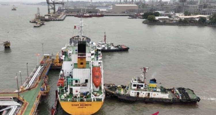 Pengapalan SF-05 di dermaga Kilang Balikpapan. Sumber foto: Antara
