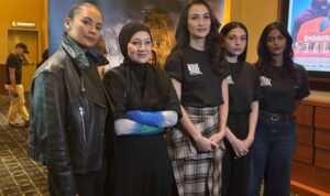 Aktris Atiqah Hasiholan (tengah) menghadiri konferensi pers mengenai film "Pasukan 1000 Janda" di Jakarta, Rabu (30/9/2026). Sumber foto: Antara