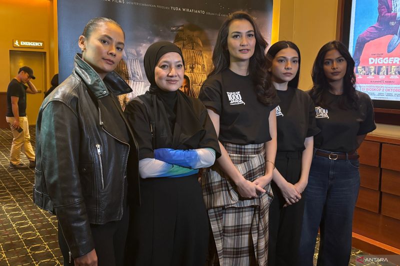 Aktris Atiqah Hasiholan (tengah) menghadiri konferensi pers mengenai film "Pasukan 1000 Janda" di Jakarta, Rabu (30/9/2026). Sumber foto: Antara Aktris Atiqah Hasiholan (tengah) menghadiri konferensi pers mengenai film "Pasukan 1000 Janda" di Jakarta, Rabu (30/9/2026). Sumber foto: Antara