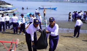 Kodaeral VIII membersihkan Pantai Karang Ria, salah satu destinasi wisata di Kota Manado, Sulawesi Utara, serta menggelar bakti sosial dan bakti kesehatan menjelang ulang tahun TNI AL. Sumber foto: Antara Kodaeral VIII membersihkan Pantai Karang Ria, salah satu destinasi wisata di Kota Manado, Sulawesi Utara, serta menggelar bakti sosial dan bakti kesehatan menjelang ulang tahun TNI AL. Sumber foto: Antara